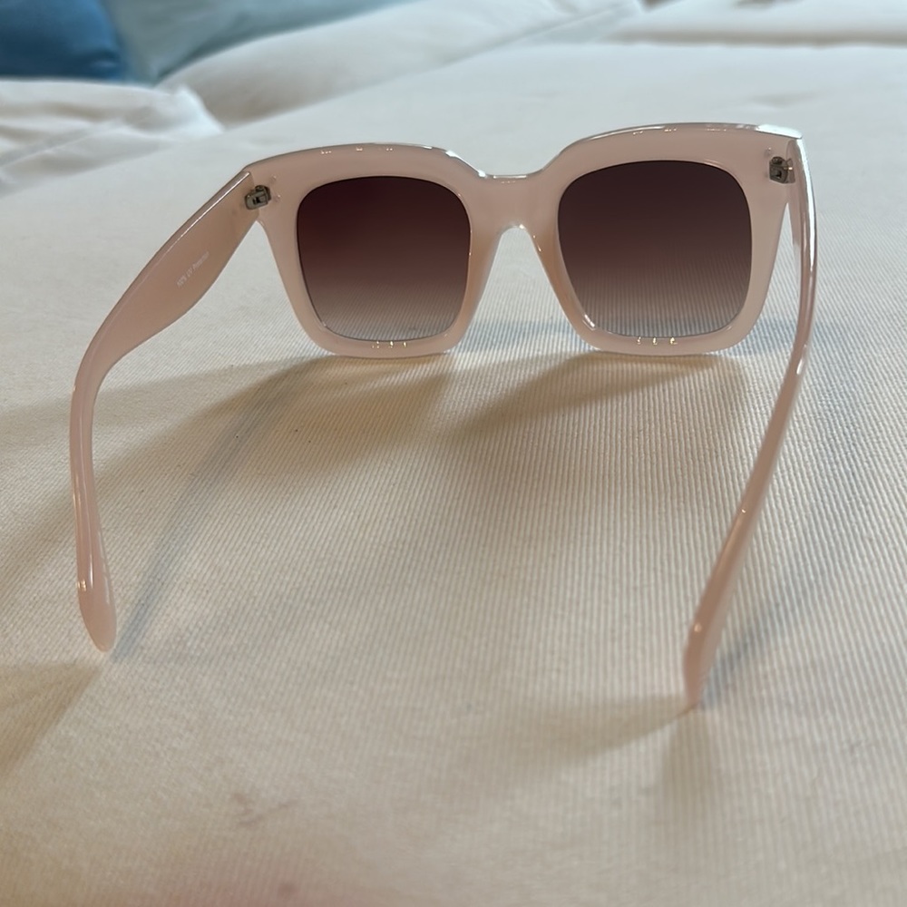 💚 Light Pink Opaque Oversized thick rimmed fashion sunglasses - Picture 4 of 4